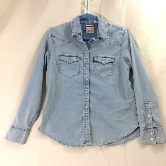 Levi’s Women’s Classic Fit Western Denim Pearl Snap Shirt Light Wash Small - Picture 1 of 4